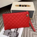 Pochette matelassée en cuir PU rouge vif avec fermoir doré et dragonne de poignet - Rouge
