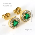Dettaglio di orecchini in acciaio placcato oro 18K con zircone verde e pavé - Verde