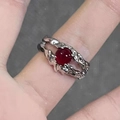 Set di anelli d'argento con pietre preziose a cuore rosso scuro e texture lava irregolare - Gemma Strutturata Rossa (J477)