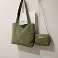 Dettaglio della borsa tote in velluto a coste verde vintage e pochette con catenina - Taglia unica / Borsa Tote E Borsa A Catena / Verde