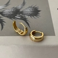 Detail van het S925-keurmerk aan de binnenkant van deze goudkleurige zilveren oorringen - 925 zilver / Goud
