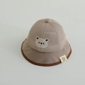 Dettaglio del cappello da sole in rete traspirante per bambini con ricamo orso - 50cm (1-3 anni) / Cachi