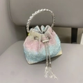 Dettaglio borsa a secchiello in strass sfumati con manico in cristallo e coulisse - Sfumatura Arcobaleno