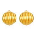 Detalle macro de pendientes de acero inoxidable bañados en oro 18k con textura estriada - Pendientes de bola con rayas verticales (MS-583) / Dorado