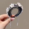 Detalle de pinza de flor con diamantes y borlas plateadas para coleta de mujer - Estilo 2 / Flor Blanca