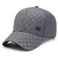 Gorra de béisbol gris oscuro con textura de rejilla y detalle de etiqueta lateral - Ajustable / Gris claro