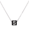 Collier en acier titane avec pendentif carré noir orné de la lettre S en blanc - Lettre S (KN238022-Z)