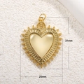 Detailansicht des Herzanhängers 31mm x 25mm in Goldoptik mit Maßangaben auf dem Foto - A0048-Krone Sonnenstrahl Herz