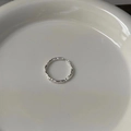 Silberner verstellbarer Ring mit Hammerschlag-Textur in weißer Keramikschale - Ring mit Gehämmerter Textur (J1849)