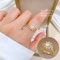 Anello regolabile in oro a forma di fiore con zirconi bianchi e peso di 2,7g in foto - Aperto Regolabile / Placcato in Oro Vero (Q521)