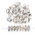 Detalle macro de cuentas de vidrio gris humo 8x17mm con agujero para hacer joyas DIY - Gris ahumado