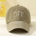 Primer plano del bordado mom LIFE en la gorra de béisbol vintage de algodón kaki - Caqui Lavado