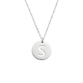Gros plan du collier en acier inoxydable poli avec pendentif rond lettre S ajourée - Lettre S (Couleur Acier)