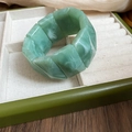 Dettaglio del bracciale in acrilico effetto marmo su una scatola per esposizione gioielli - Verde