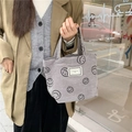 Détail du sac cabas en velours côtelé gris avec broderie smiley noire et étiquette - Visage Souriant Gris