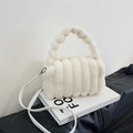 Borsa a mano in peluche bianco con trama a righe e manico di perle su un libro - Bianco Sporco