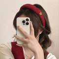 Serre-tête éponge rouge foncé avec texture tricotée et breloque coeur dorée en selfie - Style Cœur en Laine Rouge Foncé