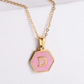 Macro di un ciondolo esagonale placcato oro 18k con intarsio rosa e lettera D centrale - Oro-D