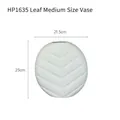 Jarrón de cerámica blanca de estilo nórdico con relieve de hoja, mediano 23 cm alto - Mediano / Blanco