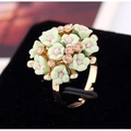 Verstelbare gouden ring met roze en groene bloembladen en champagne kristallen - Verstelbaar Open / Groen KC Goud