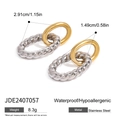 Makro-Detail der ineinander verschlungenen Ohrringe aus gold-silbernem Edelstahl - Edelstahl / Ineinandergreifende Doppel-Creolen (JDE2407057)