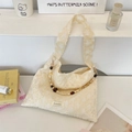 Nahaufnahme der cremefarbenen Tasche mit Blumenstruktur und bunter Perlen-Schulterkette - Schultertasche mit Acrylperlenkette (53144)