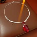 Detalle macro de colgante de rubí rojo cuadrado de lujo y cadena de plata brillante - Rojo