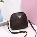 Donkerbruine schelpvormige crossbodytas met gewatteerd patroon en gouden vlindergesp - koffiekleur