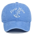 Détail de la broderie ancre First Mate sur une casquette de baseball en coton délavé - Rose bonbon