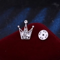 Eleganter silberner Kronen-Anstecknadel für Herrenanzüge auf rotem Samtkissen - Weißer Strass (Silber Basis)