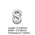 Dettaglio macro di perla a lettera S argento 8x6x3mm per creazione di gioielli fai-da-te - Lettera S