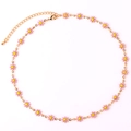Detail der rosa Gänseblümchen-Halskette mit 18K Goldkette und Karabinerverschluss - Rosa Halskette