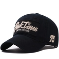 Dettaglio laterale del cappello in cotone blu navy con ricamo RockTime e numero 75 - Regolabile / Nero