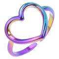 Primer plano de un anillo abierto de corazón iridiscente en acero inoxidable pulido - Arcoíris