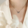 Elegante zilveren vlinderketting met zirkonia pavé gedragen op het sleutelbeen van model - P1027-Zilveren Ketting-40+5cm / Zilveren Ketting