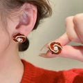 Elegantes pendientes de flor roja con perlas y detalles de diamantes dorados - Pin de Plata - Oro - Flor Roja