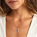 Collana placcata in oro con ciondoli occhio di Allah e corno indossata da una modella - Pendente Corno E Malocchio Oro (NK6161-00-02+XL0074)