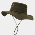 Detail van legergroene outdoor hoed met berggeborduurd patroon en metalen ventilatieoogjes - Legergroen