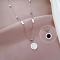 Detail der Titanstahlkette mit römischen Ziffern und Muscheleinlage auf rosa Seide - Weiße Perlmutt/Schwarzer Achat Doppelseitiger Stil / Silber