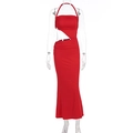 Detail des roten Halter-Maxikleids mit seitlichem Cut-out und Plisseestruktur - S / Rot