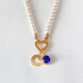 Collier de perles avec fermoir cœur doré, lettre C et pendentif cristal bleu. - Lettre C / Or