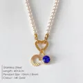 Parelketting met gouden hartsluiting, gegraveerde letter C en blauwe kristallen hanger. - Letter C / Goud