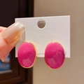 Gros plan de boucles d'oreilles ovales roses à bords dorés sur carte de support S925 - 13# Boucles d'oreilles ovales émail rose doré (aiguille en argent)