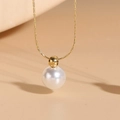 Elegante collar de titanio dorado con colgante de perla blanca ABS en una fina cadena de serpiente - Chapado en Oro 14K