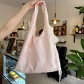 Rosa Mesh-Tragetasche mit Blumenstickerei, Spitzenborte und süßem Landhausstil - Mit Spitzenverzierung / Rosa + Aprikosenblüten