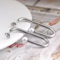 Pendientes minimalistas de metal en forma de U con perlas blancas en plato cerámico - Plateado