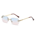 Gafas de sol cuadradas sin montura con marco dorado y lentes degradadas de azul a rosa - Montura Dorada Azul Rosa Degradado C7