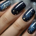 Makroaufnahme von blauen Galaxie-Nägeln zum Aufkleben mit glitzerndem Sternenhimmel - 24Stk/Box (Inklusive Geleekleber + Feile) / Farbverlauf Sternenblau (CW435)