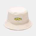 Détail de la broderie tournesol sur chapeau bob en toile blanc crème avec bord surpiqué - M (56-58cm) / Beige