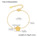 Detalle de pulsera de acero inoxidable chapado en oro de 18k con colgante de flor de cinco hojas - Pulsera de Flor de Cinco Pétalos Dorado